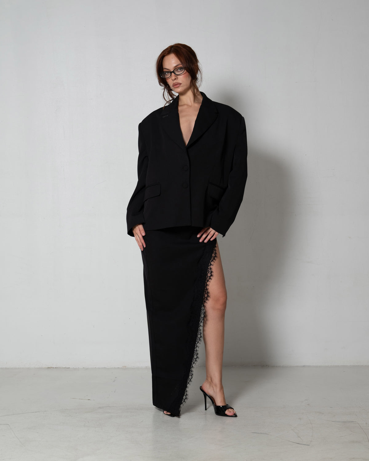 SUIT — The Lace Skirt Black