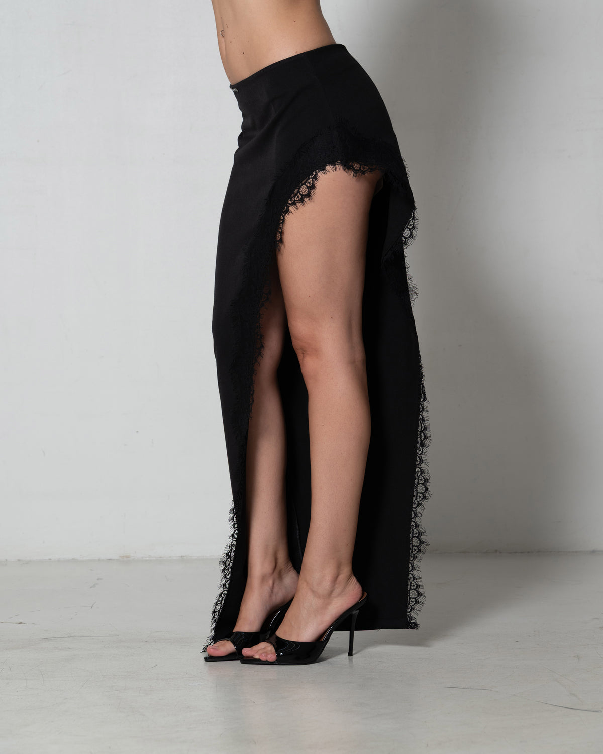 SUIT — The Lace Skirt Black